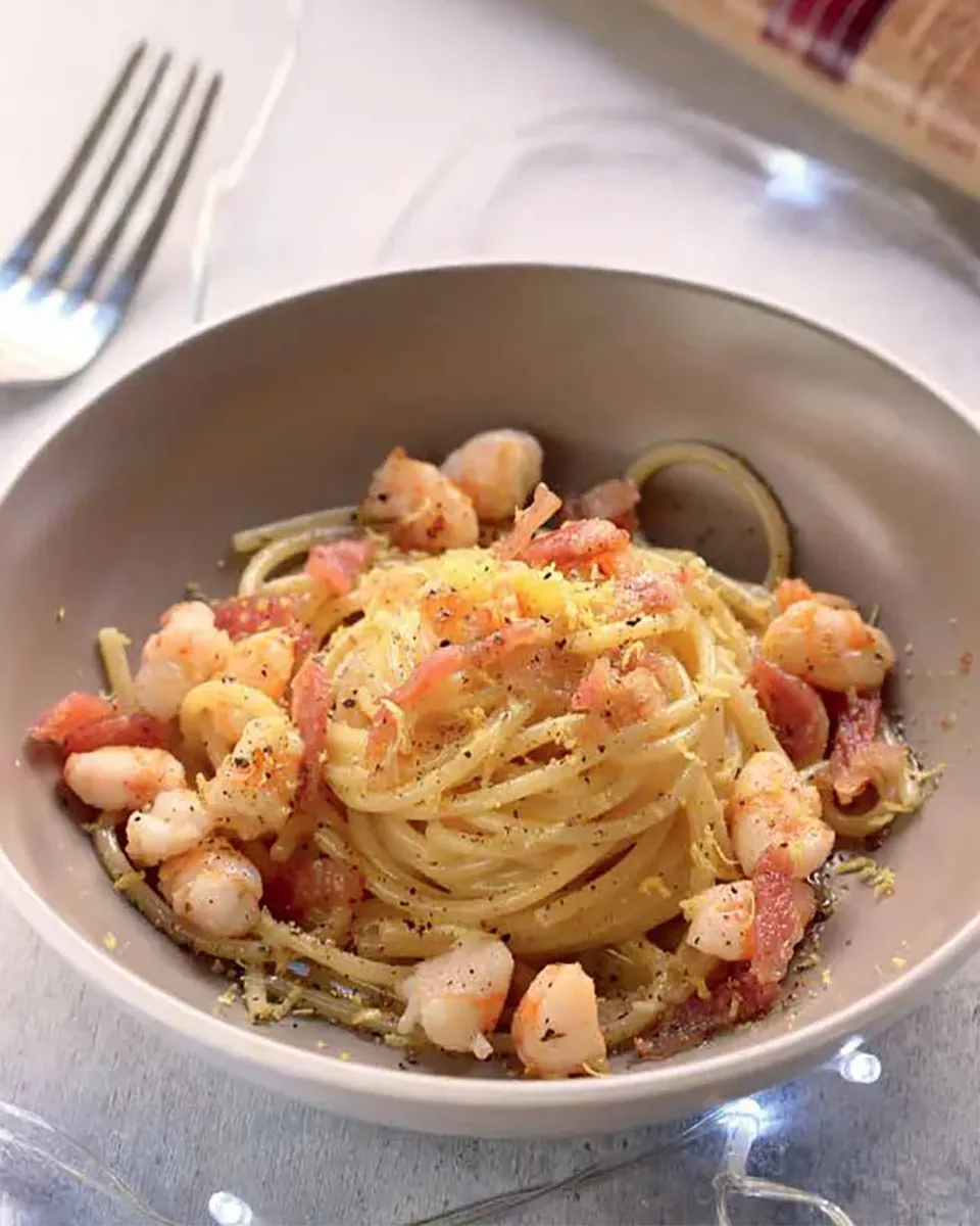 Spaghettoni ruvidi alla carbonara di gamberi e zeste di limone