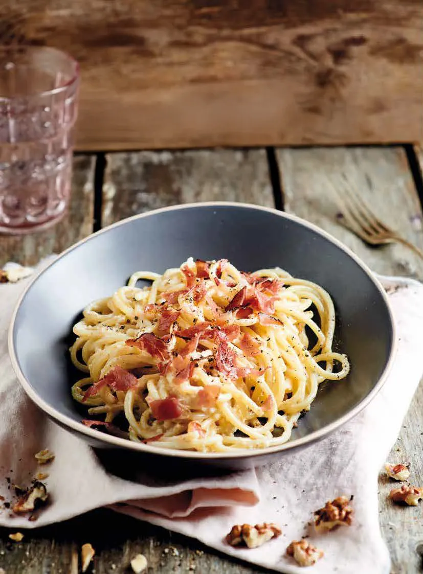 Spaghettoni con pesto di noci e speck croccante